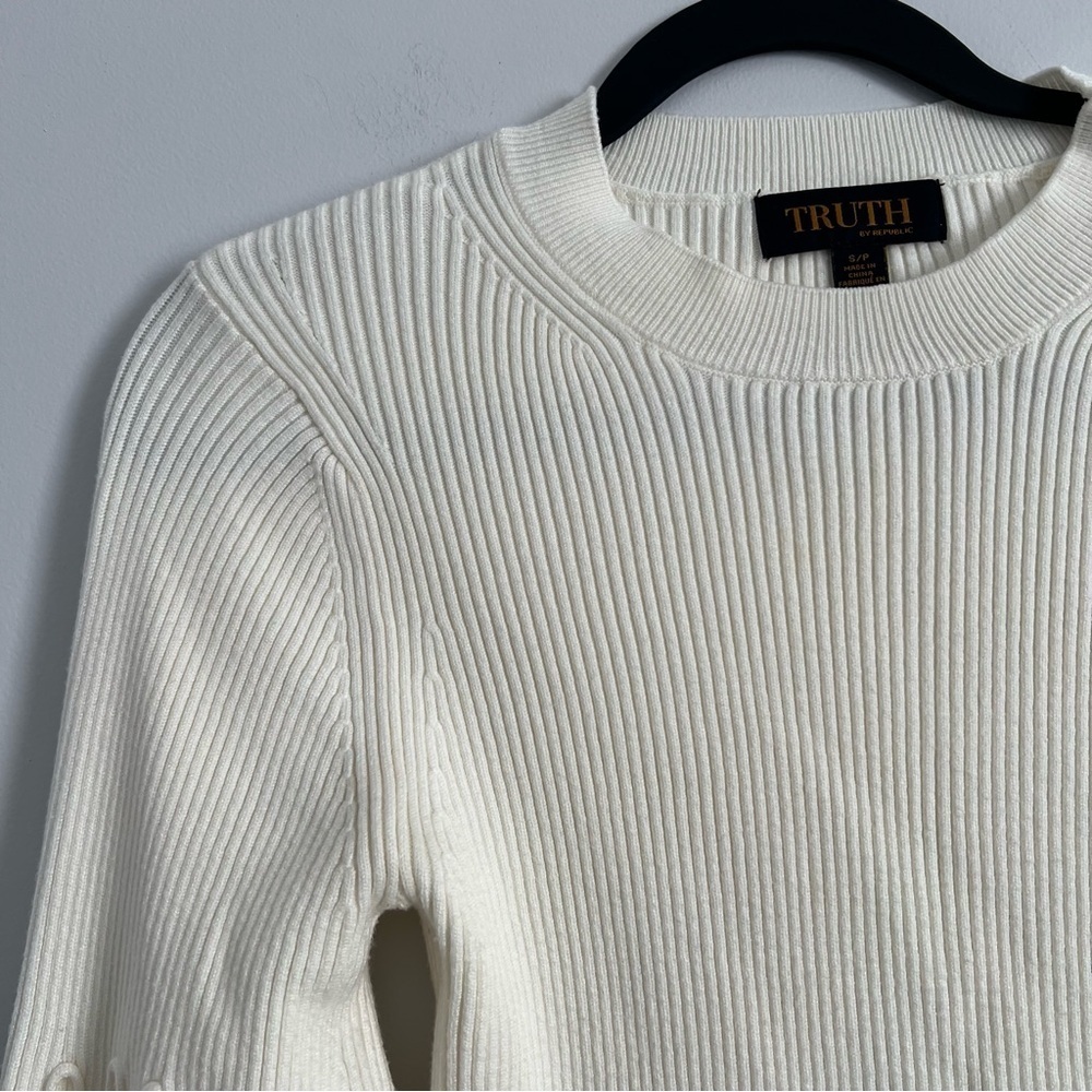 Elegant Cream Sweater with Embroidered Sleeves - Picture 7 of 8